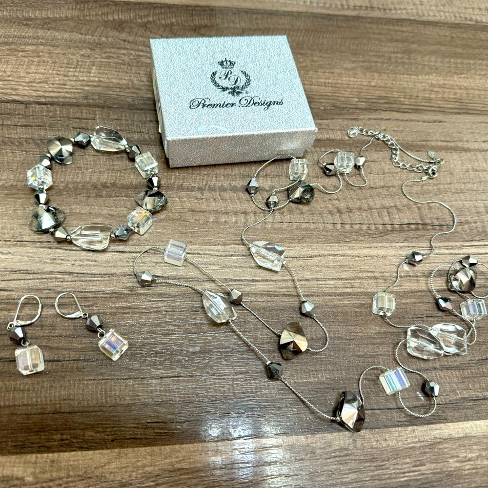 Premier Designs necklace/bracelet/earrings set